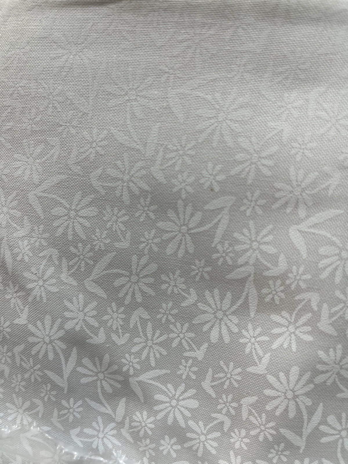 Oasis Fabrics 118” Simplicity 17 595 01 WHT/WHT Daisys