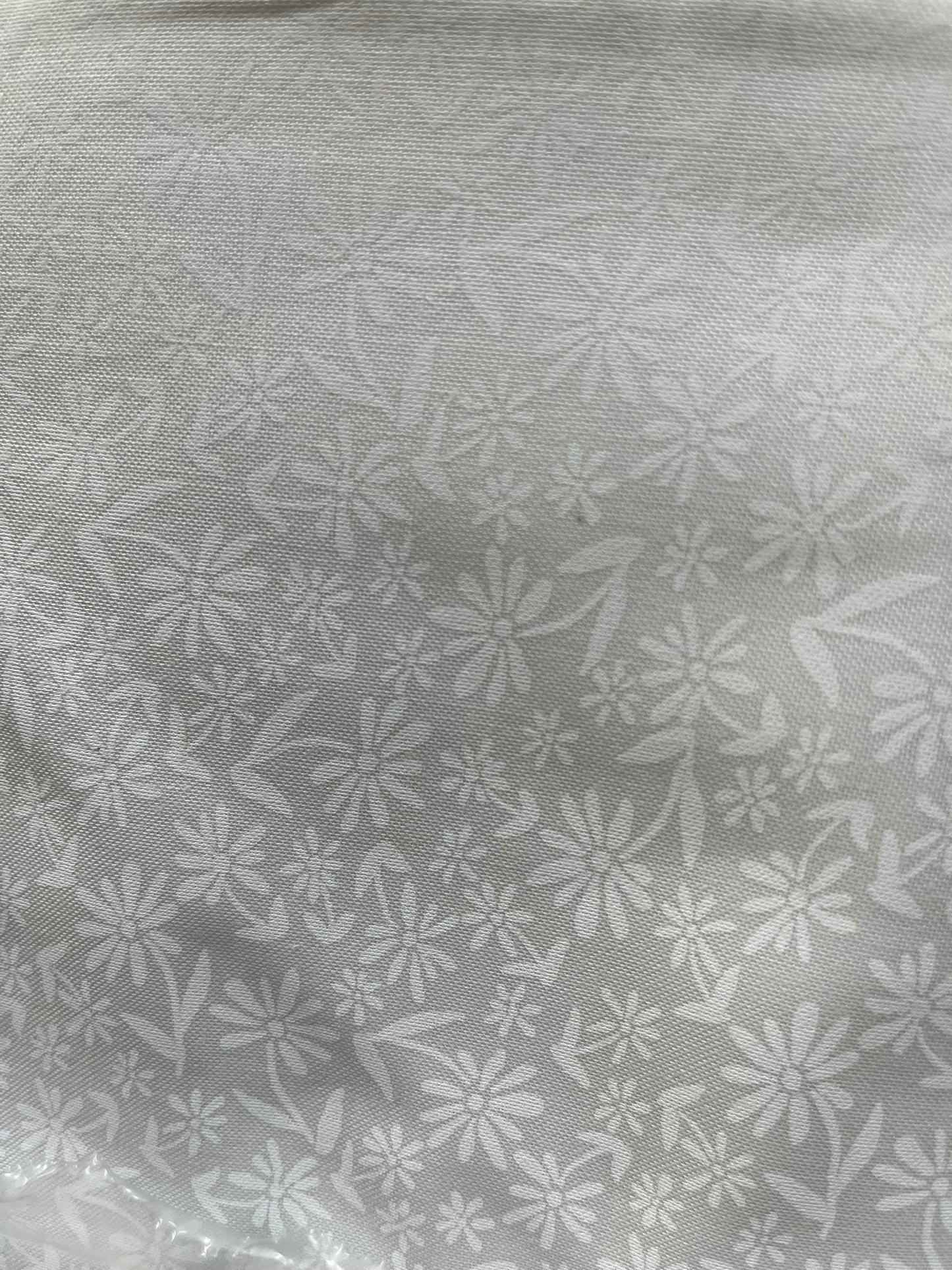 Oasis Fabrics 118” Simplicity 17 595 01 WHT/WHT Daisys
